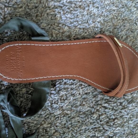 temp sale price..Abercrombie and Fitch shoes - Picture 4 of 6